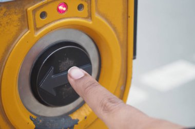 Geçiş sinyal düğmesini kapat .