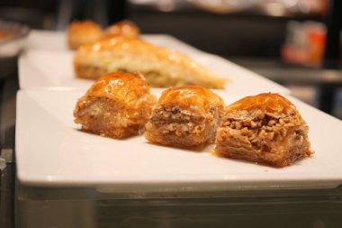 Yerel bir zanaatkar fırının yaptığı lezzetli, tatlı ve sarkık baklava hamur işlerinin tadını çıkarın.