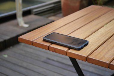 Kafe masasında akıllı telefonu unut, akıllı telefonu kaybet. ,