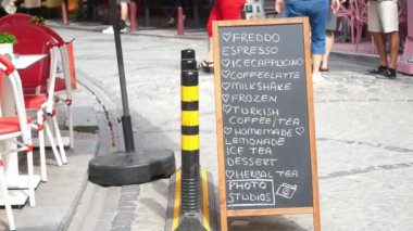 Hindi İstanbul 12 Haziran 2023 Eski Balat 'taki kafe önünde. Balat, İstanbul 'da popüler bir turizm beldesi