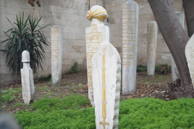 Türkiye İstanbul 19 Mayıs 2023. Osmanlı 'nın mezarlıktaki tarihi mezar taşları, 