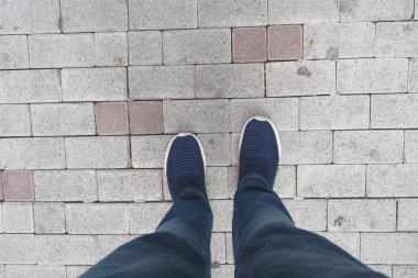 Şık bir şekilde tasarlanmış kaldırımda modaya uygun sıradan ayakkabılar gösteriliyor.