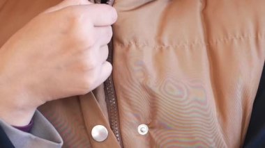  Kadın fermuarı soğuk bir sonbahar gününde ceketin üzerinde