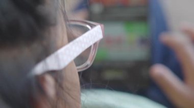 Gözlüklü, Ekrana Odaklanan Bir Çocuğun Yakın Çekimi.