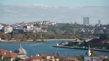 İstanbullar 'ın ikonik ufuk çizgisine ve çarpıcı deniz manzarasına büyüleyici bir bakış.