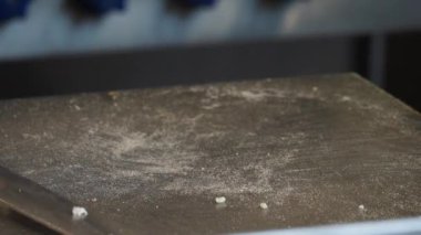 Taze pişmiş zanaatkar Ekmeğini Dilimleyen Ellerin Yakın Çekimi,