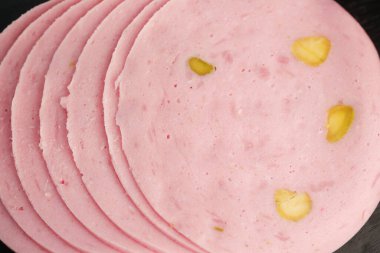 Taze, canlı pembe salam dilimleri ve yanında çıtır turşular. Sandviç yapmak için ideal.