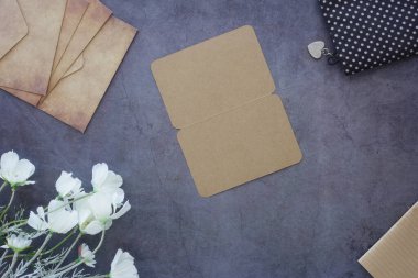 Bu şık, boş, kahverengi kağıt şablonu tüm tasarım ve kırtasiye projeleriniz için mükemmel.