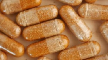 Çeşitli ek malzemelerin ve kapsüllerin birlikte görüntülendiği detaylı bir yakın plan görüntüsü,