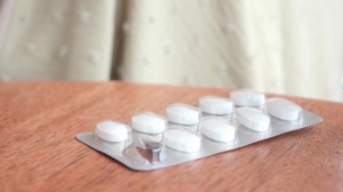 Kadın el yapımı ilaç paketine yakın çekim. .