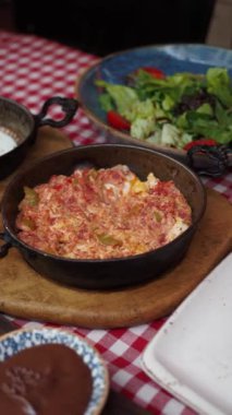 Türk Menemen omleti tavada. 