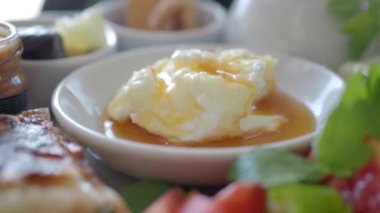 Tereyağlı krema ve bal masanın üstünde.