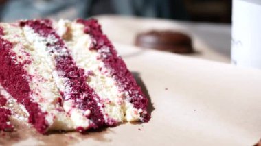 Kremalı mor kadife kek dilimi .