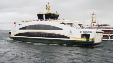 Türkiye İstanbul 18 Temmuz 2023. Boğaz 'da nakliye feribotu. Feribot yolcu taşır..