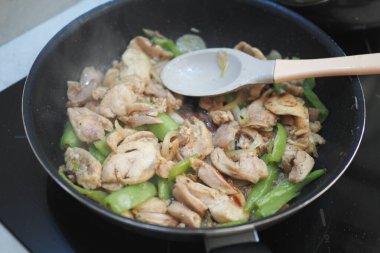 Tavuklar tavada kızarır. .