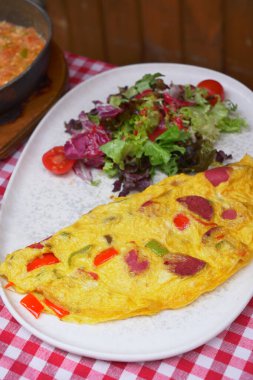  Masada sosisli yumurta omleti. .