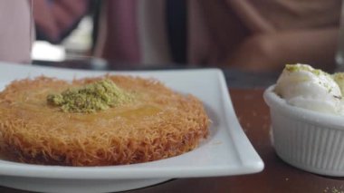 Türk tatlısı, kunafa, şam fıstıklı kadayif. .