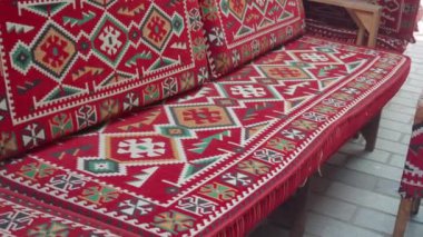 Güzel desenli kırmızı döşeme geleneksel tasarımları mükemmel bir şekilde karmaşıklaştırıyor.