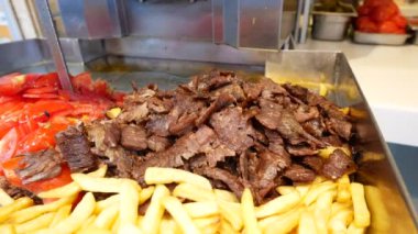 Çıtır Kızartma Tabağıyla Lezzetli Tuzlu Kebap,