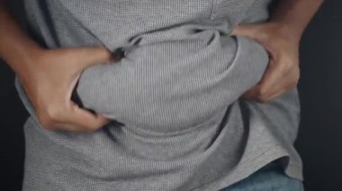 Erkeklerin el ele tutuşması aşırı göbek yağları, aşırı kilolu kavramlar.