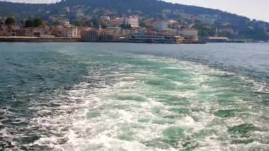 Kıyının ve kasabanın göz kamaştırıcı manzarası, canlı suları olan bir tekneden..