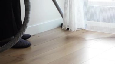 Elektrik süpürgesiyle yer tozunu temizlemek