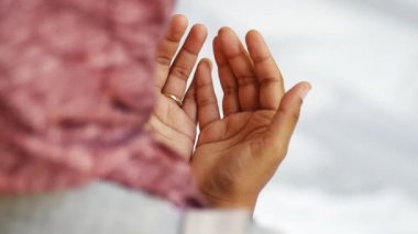 Başörtülü Müslüman genç kadın camide dua ediyor