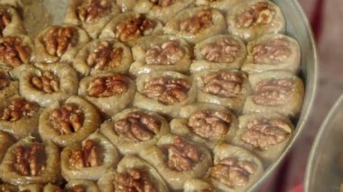 Dükkanda Türk tatlıları satılıyor. ,