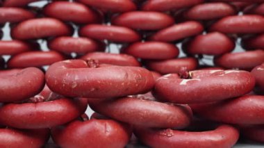 Sayısız kırmızı donut şekilli nesnelerin göz alıcı ve görsel olarak çarpıcı bir düzeneği