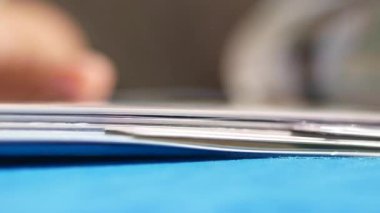 Kadınlar kafe 'de yemek menüsü okurlar.