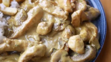 Tereyağlı tavuk, baharatlı tavuk ve pilav.