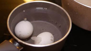 Seramik bir kapta haşlanmış yumurta..