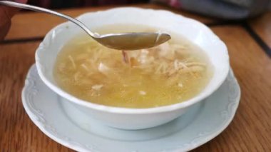 Tahta masada bir kase tavuk çorbası..