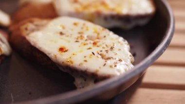 Erimiş Peynir ve Baharatla Kızarmış Ekmek.