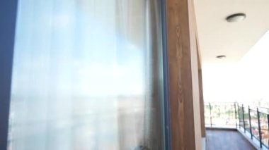 Kauçuk sileceği sabunlu pencereyi temizler