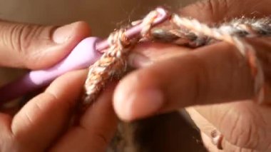 El örgüsünü kanca, yün ipliği, yaratıcı zanaat ile kapatın..