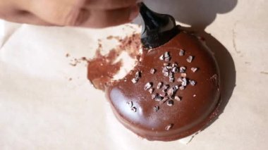 Çıtır çıtır çikolatalı zengin bir tatlı. Tadını sonuna kadar çıkarmaya hazır.