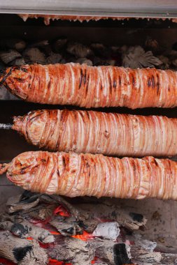 Lezzetli ızgara etler, çıtır çıtır tabaklara sarılmış, mangal mangalında pişirilmiş.