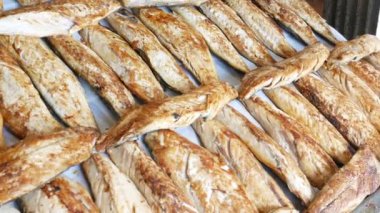 Izgara balık, nefis lezzetlerini sergiliyor.