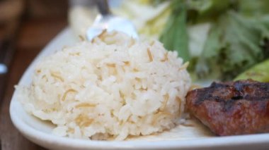 Tüylü beyaz pirinç, ızgara et ve taze salatanın tadını çıkarın.
