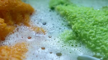 Etkili Temizlik Görevleri İçin Soapy Suyunda Canlı Renkli Havlu Koleksiyonu.