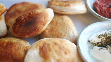 Karşı konulmaz, ağız sulandırıcı bir ziyafet için lezzetli soslu altın kızarmış ekmek.