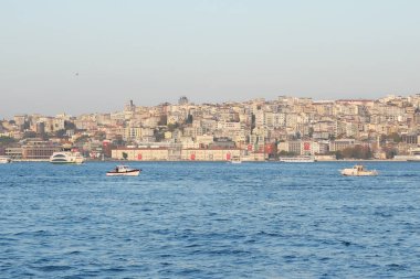 İstanbullar göz kamaştırıcı ufuk çizgisi teknelerinin büyüleyici Boğaz 'da zarafetle süzüldüğünü gösteriyor.