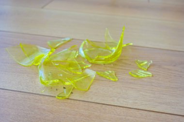 Zeminde cam kırılması