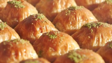 Şam fıstığı kırıntılarıyla serpiştirilmiş otantik baklava dilimlerinin tadını çıkarın.