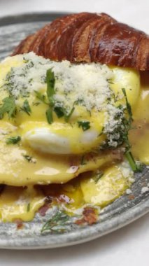 Kafe masasında reçelle yayılan tostun yakın çekimi.