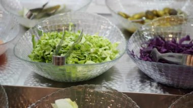 Renkli taze salata seçimleri güzel kaselerde zarif bir şekilde düzenlenir.