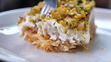 Bu lezzetli katmanlı tatlı, çıtır çıtır bir tabanın tepesine güzelce yerleştirilmiş kremalı bir tepeye sahip.