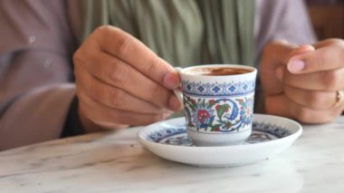 Türk kahve masada .