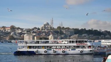 Hindi İstanbul 19 Haziran 2023 Eminonu Camii yakınlarındaki Boğaz nehrindeki terminale park etmiş feribotlar..